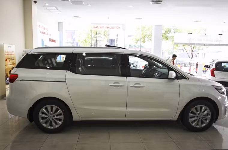 Kia Sedona có kích thước 5.115(d) x 1.985(r) x 1.755(c) mm.