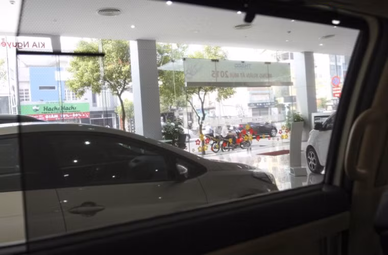 Có cả rèm che nắng.