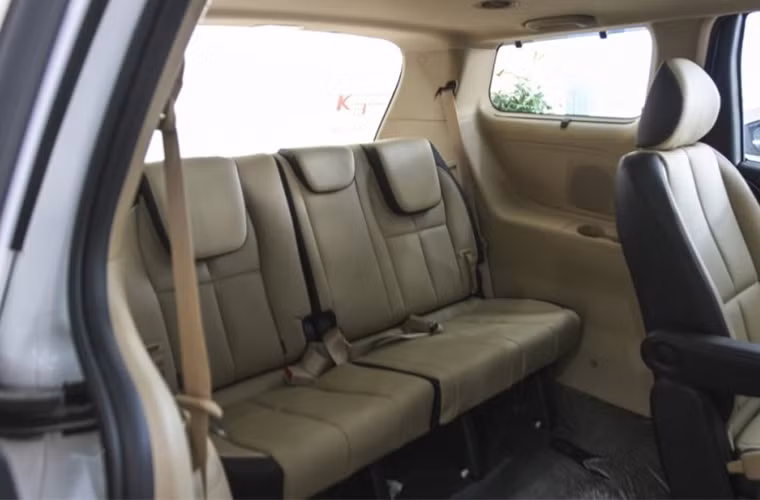 Hàng ghế thứ 3 có 3 chỗ ngồi. Người cao 1m70 có thể ngồi thoải mái do trần xe và khoang để chân dư dả.