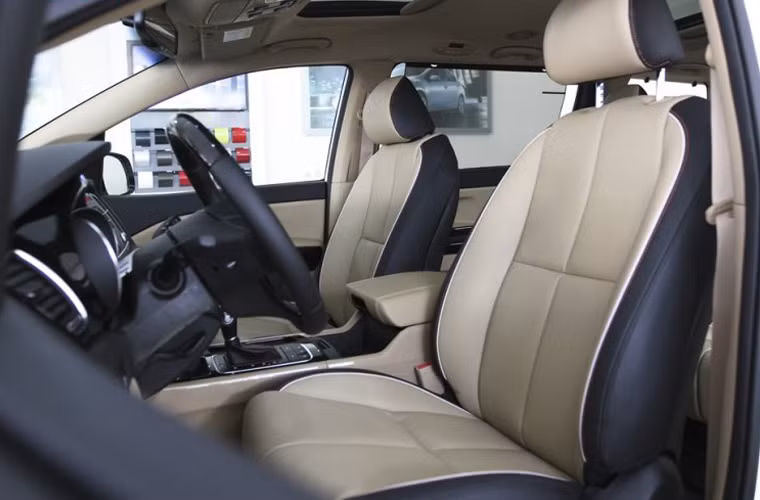 Ghế ngồi được bọc da 2 tông màu.