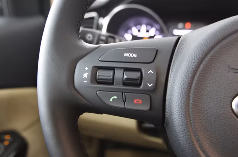 Nút điều khiển hệ thống giải trí tích hợp trên vô lăng.