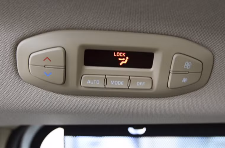 Điều hòa độc lập cho hàng ghế thứ 2 được điều chỉnh trên cụm phím chức năng đặt trên trần xe phía phải.