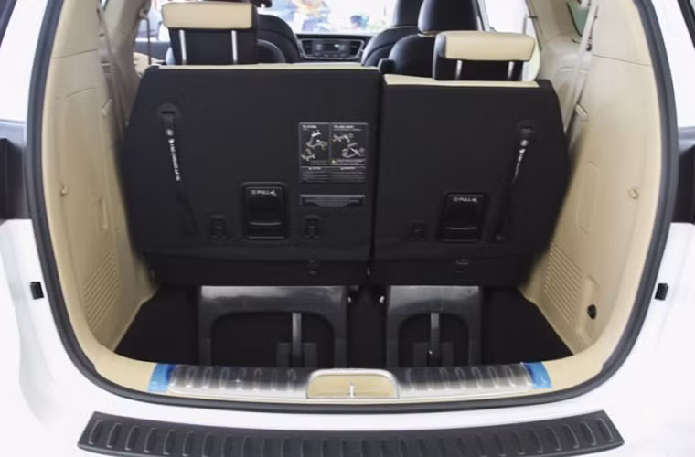 Khoang để đồ khá sâu nhờ cơ chế gập ghế phẳng xuống sàn.