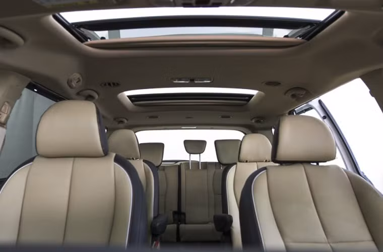 Xe có 2 cửa sổ trời.