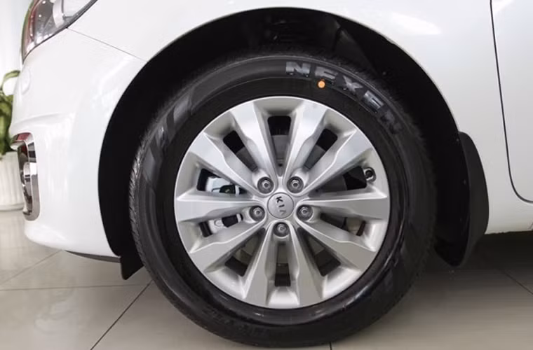 Mâm xe 5 cánh kép phong cách lịch sự cho Kia Sedona 2015.