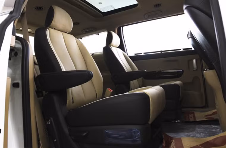 Tựa tay ở cả 2 bên.