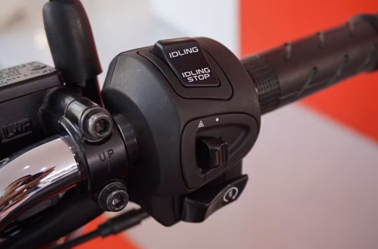 ...tay lái phải của PCX 150.