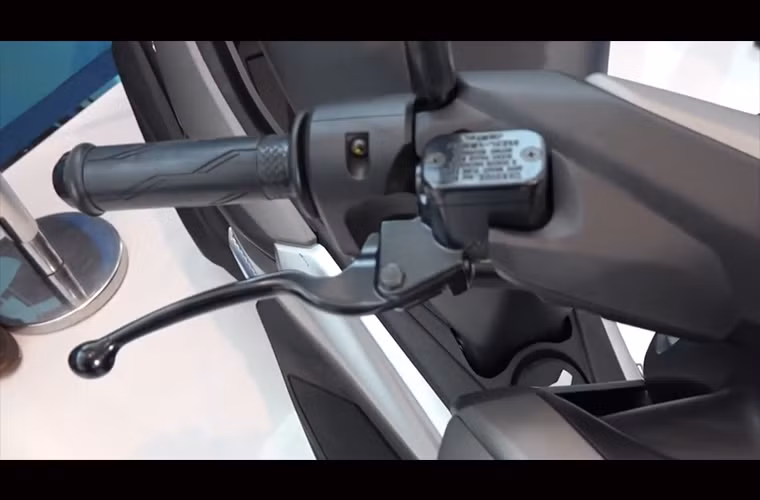 Tay lái phải của NMax 150...