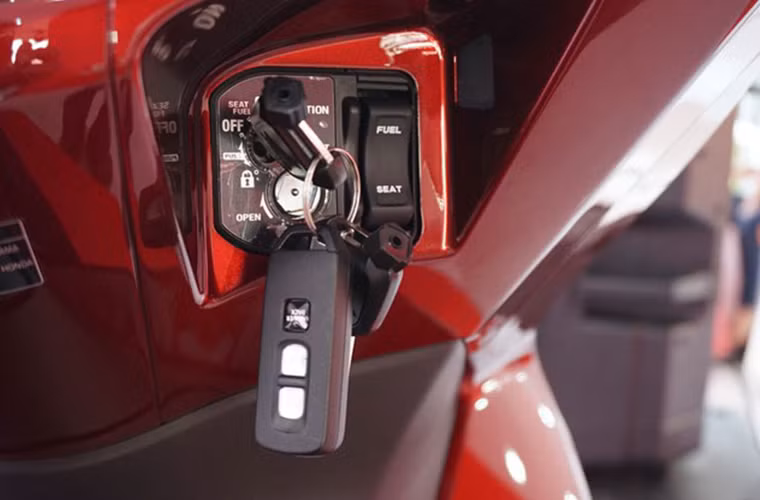 ...còn đây là ổ khóa tích hợp đa chức năng của PCX 150.