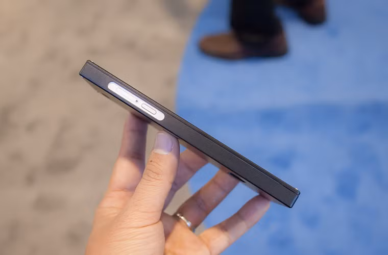 Cảm quan ban đầu là phần khung sườn của máy đẹp và có thể sánh ngang với các điện thoại cao cấp hiện tại. Tất nhiên là hy vọng khi ra bản thương mại thì Bkav vẫn giữ nguyên chất liệu ở mức như vậy.