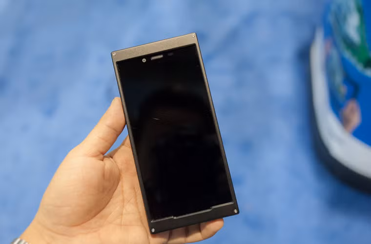 Các chi tiết khác ở mặt trước còn gồm loa ngoài, camera phụ, 3 phím chức năng cảm ứng. Hiện vẫn chưa có thông tin cuối cùng về các thành phần này.