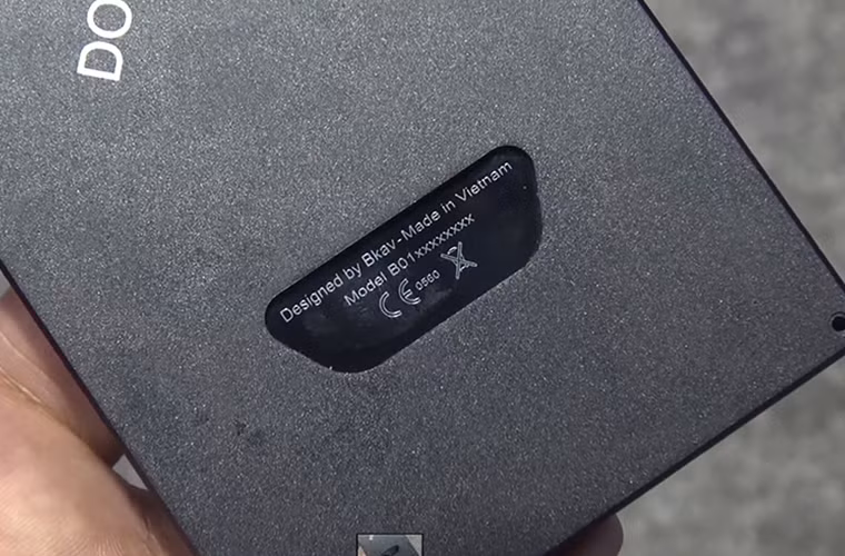 Dòng chữ phía sau máy: Designed by Bkav. Made in Vietnam (Bkav thiết kế, sản xuất tại Việt Nam)