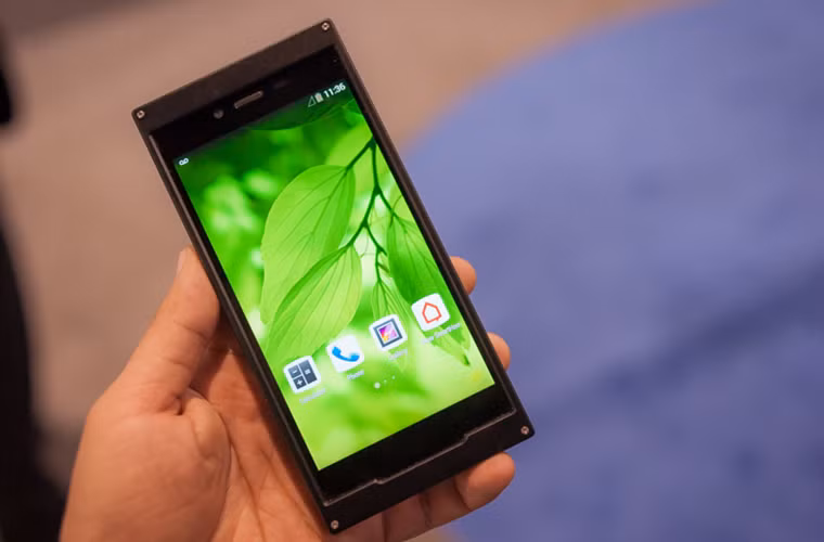 Mặt trước là một màn hình 5 inch Full HD của Sharp có chất lượng hiển thị sắc nét, màu sắc tốt và mượt mà.