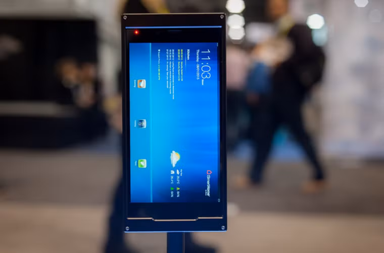 Thay vì thuê lắp ráp ở Trung Quốc, Bkav xây dựng một nhà máy riêng tại khu vực Cầu Giấy, Hà Nội, để đảm bảo có thể làm chủ mọi quy trình từ thiết kế, lắp ráp đến đóng gói.