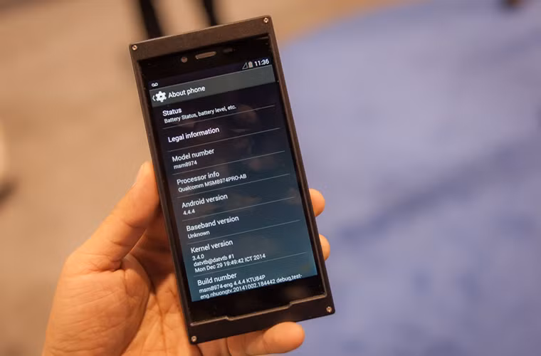 Về phần cứng bên trong thì Bkav chỉ nói chung chung là máy sẽ được trang bị chip Snapdragon phiên bản cao cấp nhất khi ra mắt. Bkav là nhà sản xuất đầu tiên tại Đông Nam Á được Qualcomm đồng ý hợp tác để tích hợp bộ vi xử lý di động mới và mạnh nhất của hãng này vào sản phẩm.