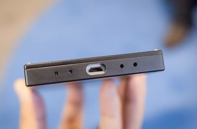 Diamond cut mép trong của cổng MicroUSB sẽ giúp chúng ta nhét cái cổng USB vào dễ dàng hơn. Đây là một điểm cho thấy Bkav làm việc kỹ. Tuy nhiên ở phiên bản mẫu thì vết cắt ở cổng microUSB chưa thật sắc xảo lắm. Hy vọng nó sẽ được cải thiện ở phiên bản thương mại.