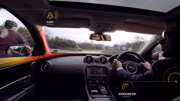 Tín hiệu cảnh báo có sự xuất hiện của người đi xe 2 bánh sẽ hiển thị qua một dàn đèn LED ma trận và âm thanh chuông xe, đồng thời ghế ngồi vỗ nhẹ lên vai tài xế khi xe 2 bánh đang vượt qua.