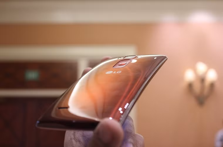 Trả lời câu hỏi vì sao LG làm điện thoại màn hình cong, Dr. Ramchan Woo, Chủ tịch phân ban kế hoạch mảng di động của LG nói rằng: "Câu trả lời đơn giản nhất của chúng tôi là vì nó đẹp hơn"