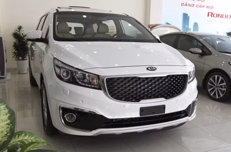  Kia Sedona: Cách đây ít ngày, thông tin và hình ảnh về mẫu MPV 7 chỗ Sedona xuất hiện tại showroom Kia và chuẩn bị ra mắt tại nước ta đã thu hút rất nhiều sự chú ý của người tiêu dùng. Theo thông tin được tiết lộ, đây sẽ là mẫu xe tiếp theo mà liên doanh Thaco Kia bán ra tại Việt Nam, thời điểm ra mắt cũng đã cận kề.