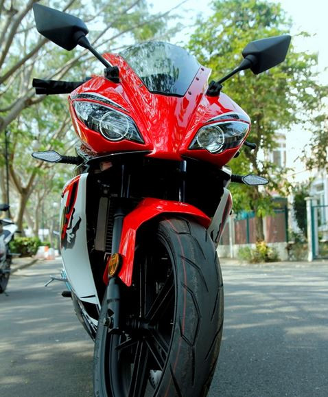 Thiết kế đèn trước như cặp mắt Phượng Hoàng, đúng như tên gọi của chiếc moto này