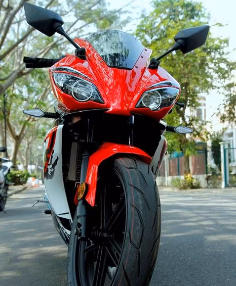 Thiết kế đèn trước như cặp mắt Phượng Hoàng, đúng như tên gọi của chiếc moto này