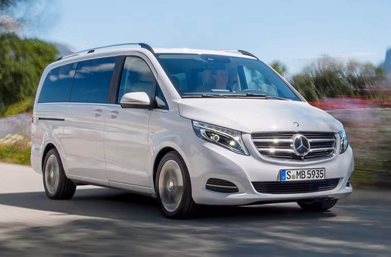  Mercedes-Benz V-Class: Nếu như Kia có Sedona dành cho các gia đình lớn thì Mercedes-Benz lại có V220 CDI. Mẫu minivan sang trọng này sẽ được phân phối chính thức tại Việt Nam vào giữa năm nay,với giá bán dự kiến từ 2,2-2,5 tỷ đồng. Các trang thiết bị tiện nghi tương đương E-Class.