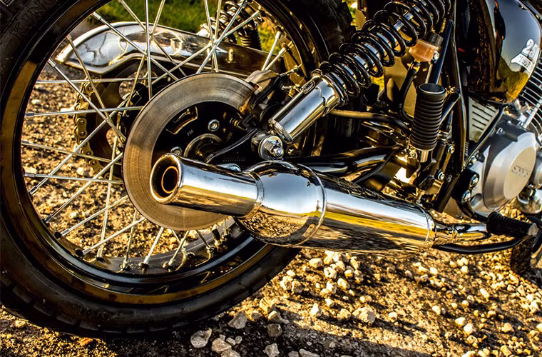 Ống xả peashooter khiến hình dáng của xe cân đối hơn.