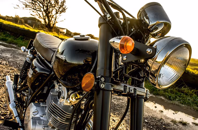 Mang phong cách hoài cổ, Sinnis Retrostar 250 sở hữu bình xăng bo tròn, nhỏ nhắn kiểu retro.