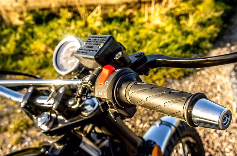 Đi kèm với đó là hộp số 5 cấp điều khiển bằng tay và nút khởi động bằng điện.