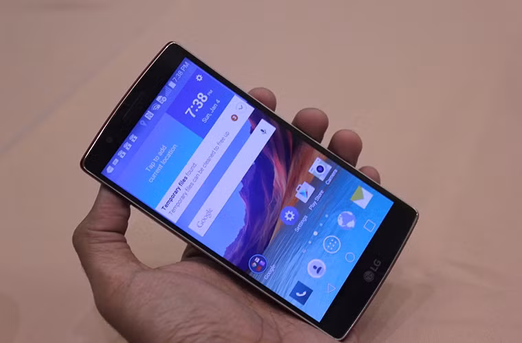 LG đã rút gọn kích thước màn hình từ 6 inch trên thế hệ đầu xuống còn 5,5 inch với G Flex 2, đồng thời độ phân giải tăng gấp đôi, lên chuẩn Full HD 1.080p.