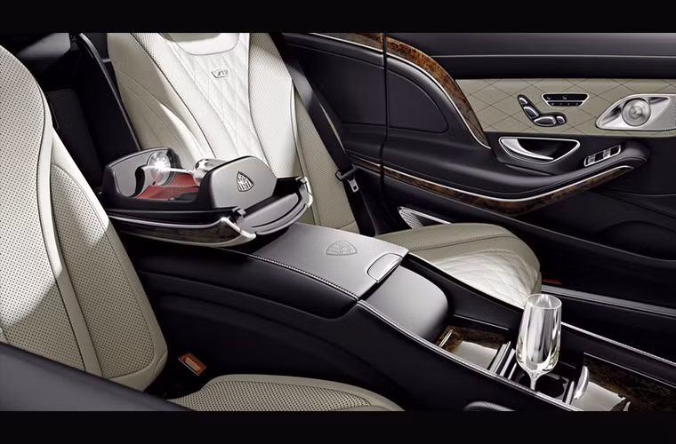 Một số trang bị nổi bật trên xe như Ly champagne bằng bạc được chế tác bởi Robbe và Berking cùng với một ngăn để ly vô cùng sang trọng.