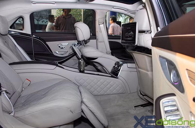 Hàng ghế sau điều chỉnh điện và có bộ nhớ. Ghế hành khách phía trước có thể điều chỉnh được từ phía sau, đỡ chân điều chỉnh điện tích hợp sau lưng ghế cho hành khách phía trước. Dây đai an toàn 3 điểm cho tất cả các ghế.