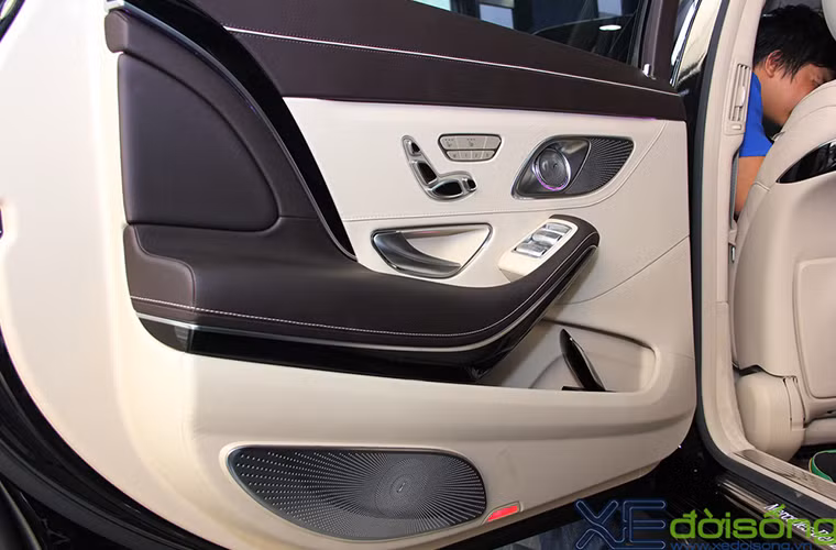 Mặt táp-lô và thành cửa xe được bọc da sang trọng với đường viền được trang trí tinh xảo.