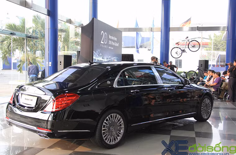 Các chi tiết được mạ chrome còn xuất hiện cả trên nẹp chỉ cản trước, cản sau và xung quanh thân xe. Huy hiệu Maybach trên cột C. Cụm đèn sau và đèn phanh cũng được tích hợp công nghệ LED.