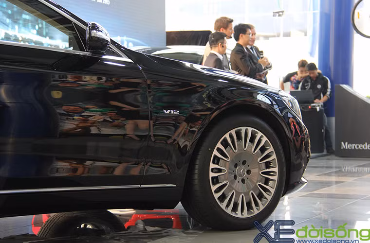 Mâm xe 19-inch đa chấu kép.