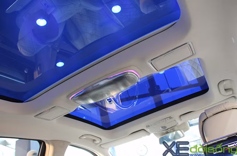 Cửa sổ trời siêu rộng với kính đổi màu MAGIC SKY CONTROL. Tất cả kính xe được làm cách âm cách nhiệt, phản xạ tia hồng ngoại và được làm tối giúp cá nhân hóa tối đa xe người sử dụng.