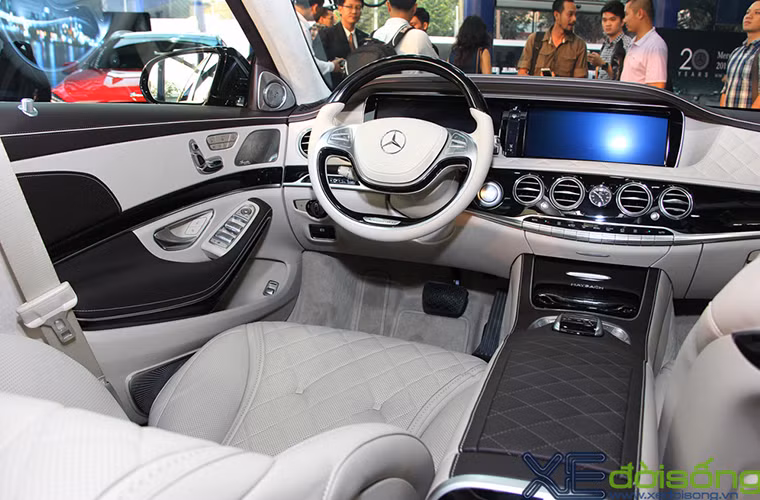 Hệ thống lái Direct-Steer trợ lực điện với tỉ số truyền lái biến thiên theo tốc độ giúp đem lại cảm giác lái tối ưu. Phía sau tay lái là cần số điều khiển điện Direct Select. 2 màn hình màu TFT 12,3 inch trên bảng điều khiển hiển thị đầy đủ đồng hồ và màn hình truyền thông đa phương tiện.