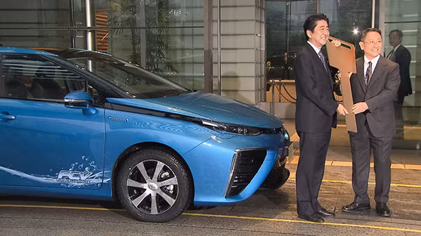 Thủ tướng Nhật nhận chìa khóa tượng trưng của chiếc Toyota Mirai