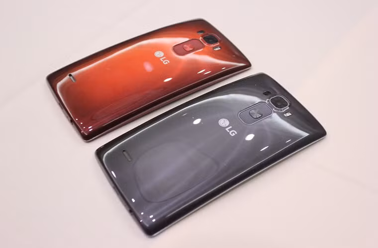 Tính năng tự hồi phục vết xước ở mặt sau G Flex đã được LG cải tiến trên G Flex 2. Thời gian "tự lành" được rút ngắn xuống chỉ 10 giây so với 3 phút của phiên bản tiền nhiệm.