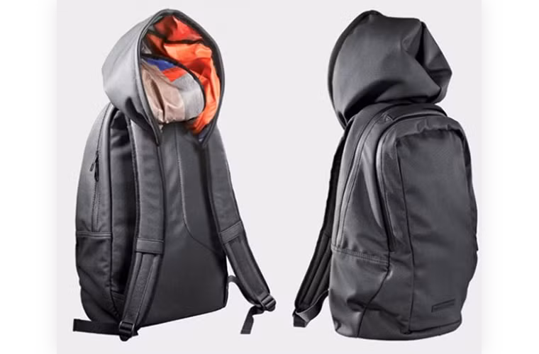 Ba lô có mũ trùm đầu.