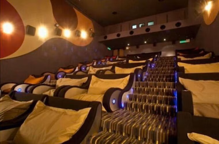 Ngay cả phòng chiếu phim trong rạp cũng kèm theo gối lười.