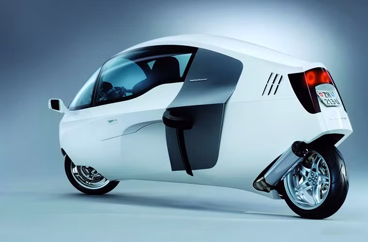 Peraves Monotracer: Đây là chiếc mô tô cực kỳ khác thường bởi được đóng trong một khung vỏ khép kín. Nhờ ngoại hình thể thao, kiểu dáng khí động học và tiêu thụ nhiên liệu thấp, chiếc xe mang đến sự tiện nghi, thoải mái trên quãng đường dài.