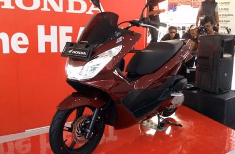 ...còn PCX 150 thì bo tròn hơn.