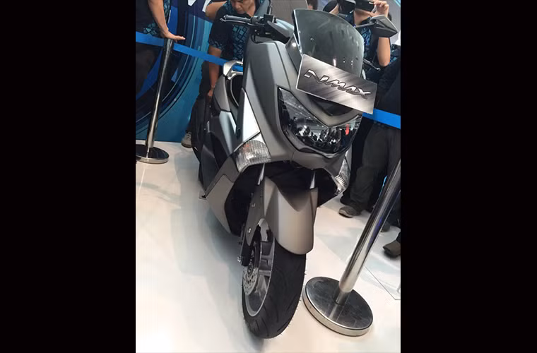 Đèn xi nhan được tách độc lập khỏi đèn pha vốn là điểm xuất hiện trên nhiều xe của Yamaha...