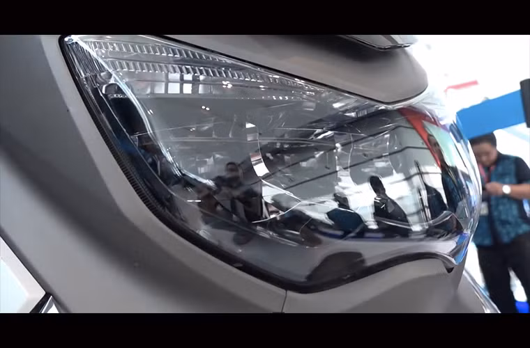 Không giống như tổng thể sắc nhọn, đèn pha của NMax 150 lại trông khá hiền...