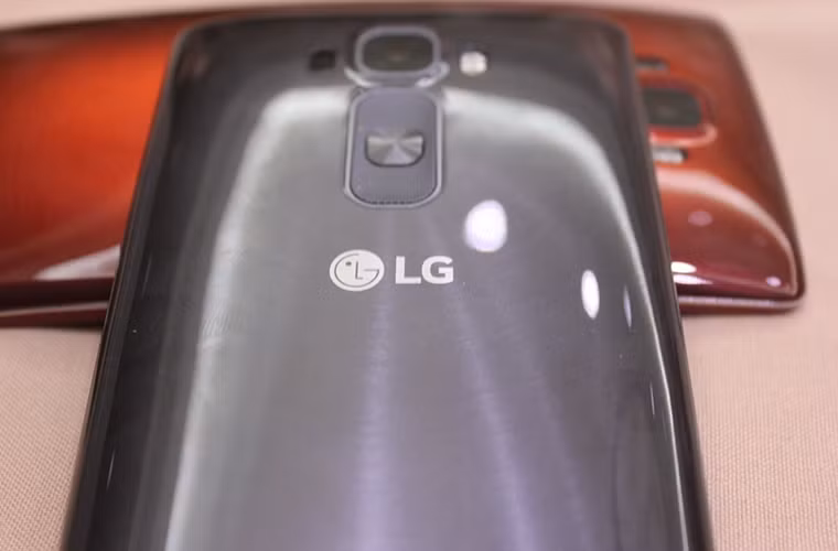 G Flex 2 được trang bị cấu hình "khủng" với chip Snapdragon 810 8 nhân xung nhịp 2 GHz của Qualcomm (chip di động mạnh nhất hiện nay).