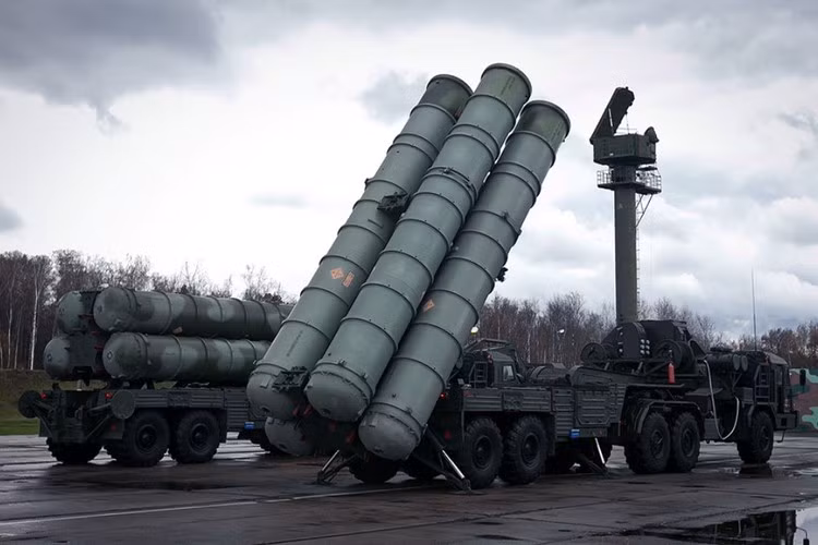 S-400 Triumf của Thổ Nhĩ Kỳ hiện đã ở trong tình trạng sẵn sàng trực chiến khi quân nhân nước này hoàn toàn làm chủ khí tài, mới đây Ankara cũng để ngỏ khả năng sẽ đưa S-400 tới Libya.