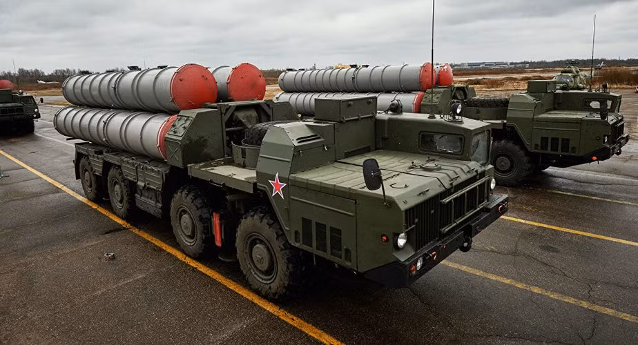 Nhưng tháng trước, vài nguồn tin cho biết một hệ thống S-300 đã được triển khai ở Libya. Ai Cập - đồng minh của LNA vận hành một tổ hợp S-300VM Antey-2500, khác với biến thể được cho là thuộc dòng S-300P đã phát hiện gần Ras Lanuf.