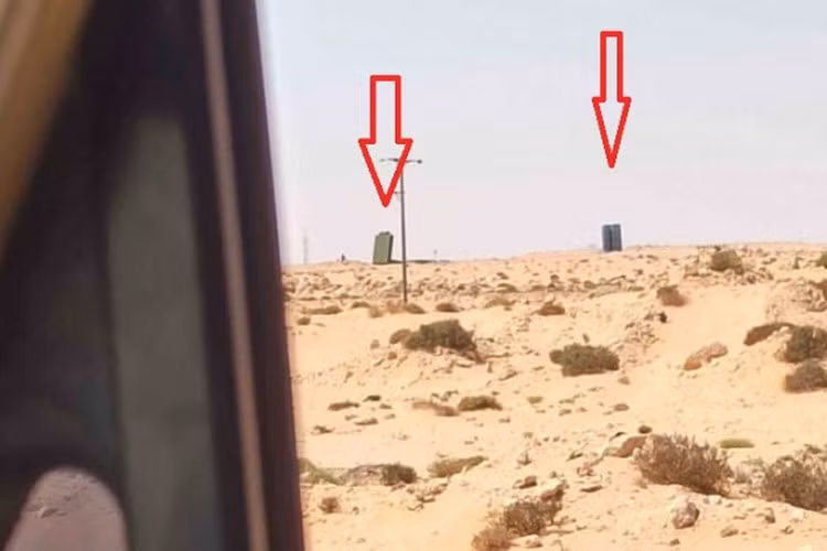 Các bức ảnh cho thấy một đài radar 96L6E Cheese Board và một xe mang phóng tự hành (TEL), tương tự như loại được sử dụng trong các hệ thống phòng không S-300 và S-400.