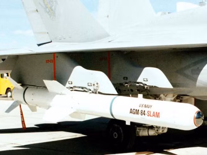Trong những đợt diễn tập cất hạ cánh trên đường cao tốc gần đây, phi đội F-16 của Đài Bắc chỉ mang đạn AGM-84 huấn luyện.